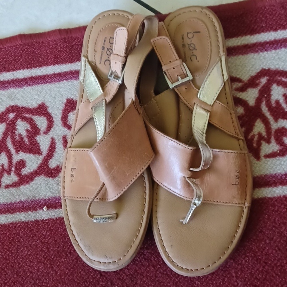 Born B.O.C. Sandals 8m Thong Leather Flat Tan and Gold Strappy Women